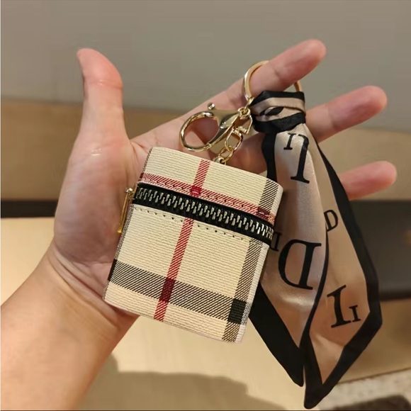 AIRPOD CASE PILL 💊 CASE CHARMS KEYCHAIN - Picture 2 of 2